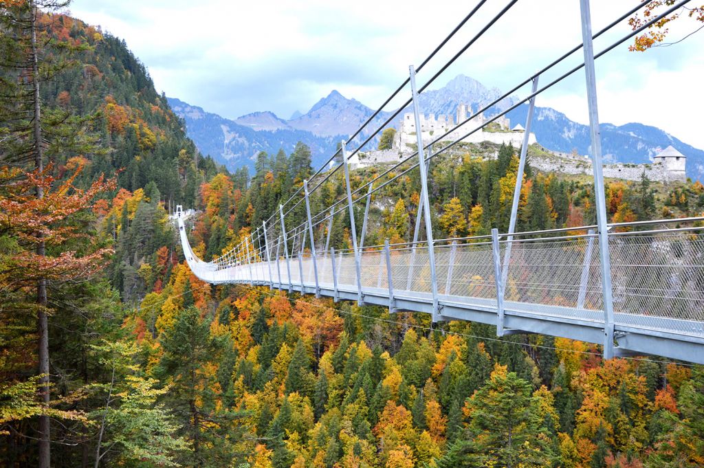 Wackelige Sache - Auf 1,2 Metern Breite läufst Du mit Blick durch den Gitterrost in die Tiefe oder auf die bezaubernde Bergwelt über die Brücke, welche die Burgenwelt Ehrenberg mit dem Fort Claudia verbindet. - © highline179